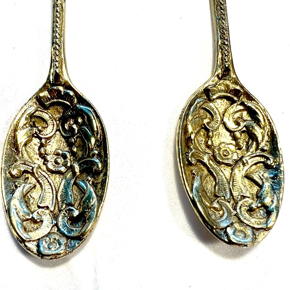Lot of two Collectible Gold tone souvenir Spoons, with dancing figure on top. - Picture 3 of 8